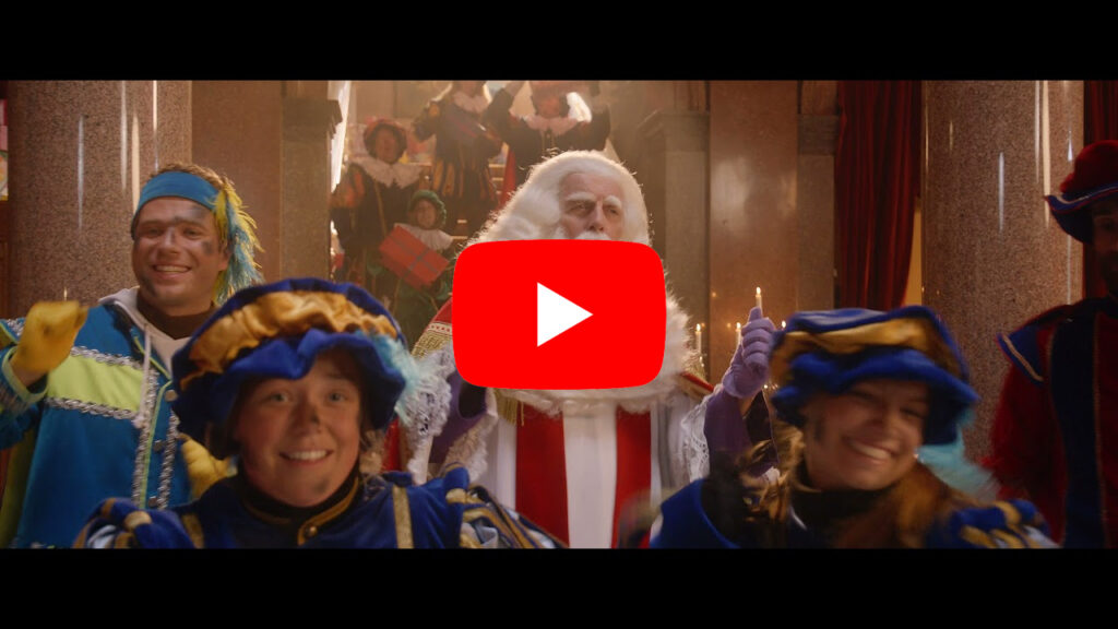 Videoclip Kamer vol Kadootjes uit De Grote Sinterklaasfilm, trammelant in Spanje